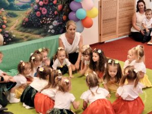Dzieci z opiekunkami występujące przed rodzicami