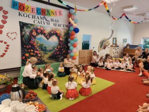 Dzieci z opiekunkami występujące przed rodzicami