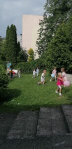 Dzieci bawią się w ogrodzie