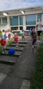 Dzieci bawią się w ogrodzie