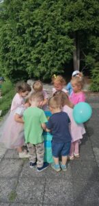 Dzieci bawią się w ogrodzie