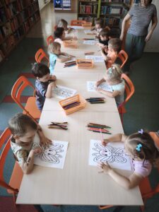 Dzieci kolorują motyla