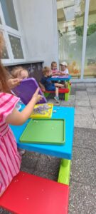 Dzieci bawią się piankoliną w ogrodzie