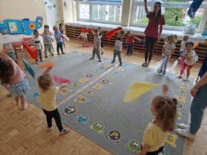 Dzieci tańczą z kolorowymi chustkami