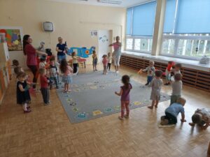 Dzieci tańczą z kolorowymi chustkami