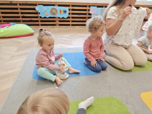 dzieci próbują ubierać letnie ubrania