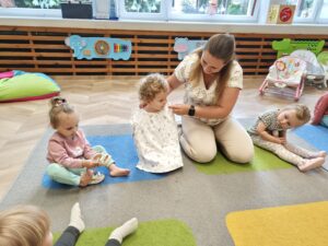 dzieci siedzą w kole i słuchają, jakie ubrania ubieramy latem