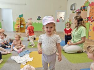 dzieci przymierzają letnie ubrania