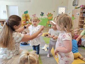 dzieci przymierzają letnie ubrania