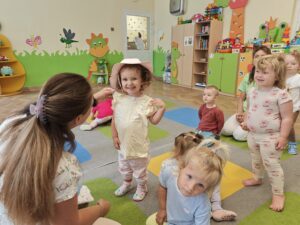 dzieci przymierzają letnie ubrania
