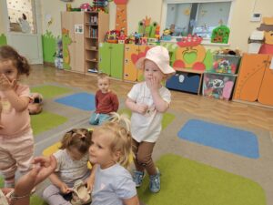 dzieci przymierzają letnie ubrania
