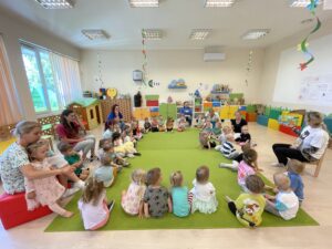 Pani z biblioteki czyta książkę dzieciom.