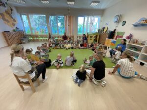 Pani z biblioteki czyta książkę dzieciom.