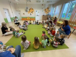 Pani z biblioteki czyta książkę dzieciom.