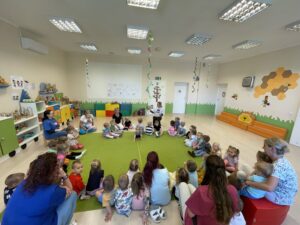 Pani z biblioteki czyta książkę dzieciom.