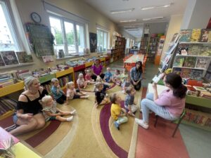 Dzieci w bibliotece.