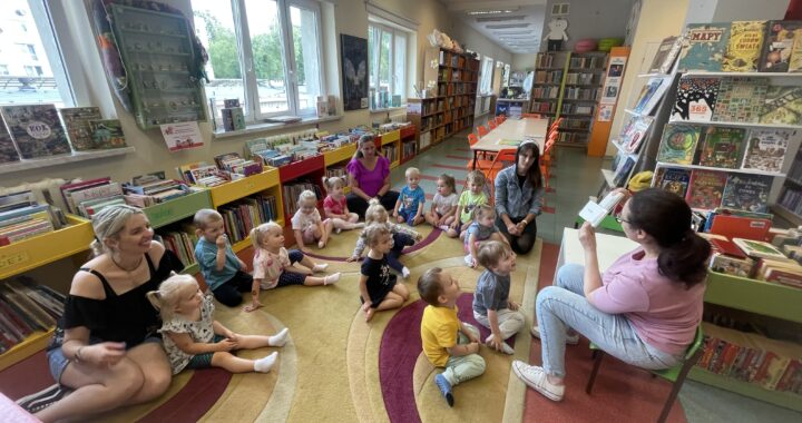 Dzieci w bibliotece.