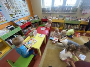 Dzieci w bibliotece.