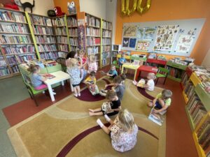 Dzieci w bibliotece.