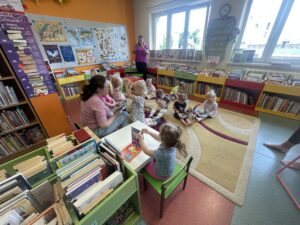 Dzieci w bibliotece.