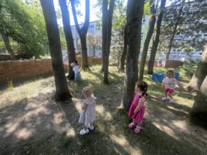 Dzieci bawią się w ogrodzie żłobka.