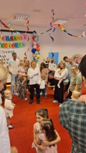 Pożegnanie grup „Pszczółki” i „Biedronki” – występy dzieci, wręczenie dyplomów, wspólne zabawy oraz rodzinne świętowanie zakończenia roku żłobkowego