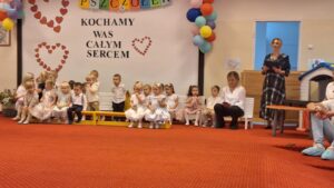 Pożegnanie grup „Pszczółki” i „Biedronki” – występy dzieci, wręczenie dyplomów, wspólne zabawy oraz rodzinne świętowanie zakończenia roku żłobkowego