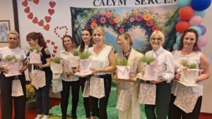 Pożegnanie grup „Pszczółki” i „Biedronki” – występy dzieci, wręczenie dyplomów, wspólne zabawy oraz rodzinne świętowanie zakończenia roku żłobkowego