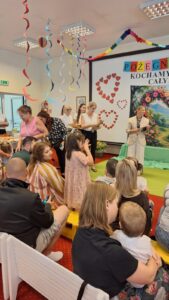 Pożegnanie grup „Pszczółki” i „Biedronki” – występy dzieci, wręczenie dyplomów, wspólne zabawy oraz rodzinne świętowanie zakończenia roku żłobkowego