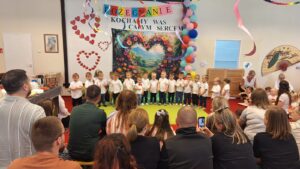 Pożegnanie grup „Pszczółki” i „Biedronki” – występy dzieci, wręczenie dyplomów, wspólne zabawy oraz rodzinne świętowanie zakończenia roku żłobkowego