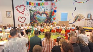 Pożegnanie grup „Pszczółki” i „Biedronki” – występy dzieci, wręczenie dyplomów, wspólne zabawy oraz rodzinne świętowanie zakończenia roku żłobkowego