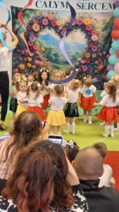 Pożegnanie grup „Pszczółki” i „Biedronki” – występy dzieci, wręczenie dyplomów, wspólne zabawy oraz rodzinne świętowanie zakończenia roku żłobkowego