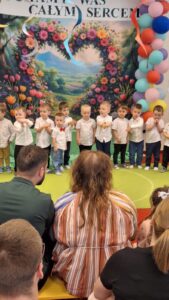 Pożegnanie grup „Pszczółki” i „Biedronki” – występy dzieci, wręczenie dyplomów, wspólne zabawy oraz rodzinne świętowanie zakończenia roku żłobkowego