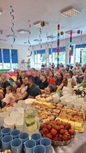 Pożegnanie grup „Pszczółki” i „Biedronki” – występy dzieci, wręczenie dyplomów, wspólne zabawy oraz rodzinne świętowanie zakończenia roku żłobkowego