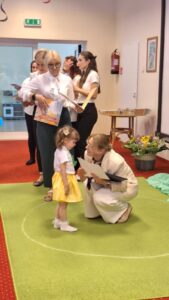 Pożegnanie grup „Pszczółki” i „Biedronki” – występy dzieci, wręczenie dyplomów, wspólne zabawy oraz rodzinne świętowanie zakończenia roku żłobkowego