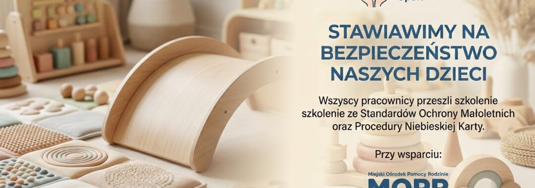 Baner informacyjny Żłobka Pomnik Matki Polki w Opolu z informacją o ukończeniu przez pracowników szkolenia ze Standardów Ochrony Małoletnich przy wsparciu MOPR Opole.