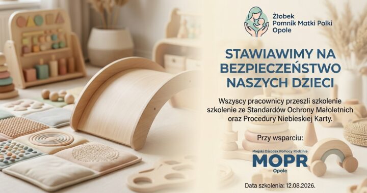 Baner informacyjny Żłobka Pomnik Matki Polki w Opolu z informacją o ukończeniu przez pracowników szkolenia ze Standardów Ochrony Małoletnich przy wsparciu MOPR Opole.