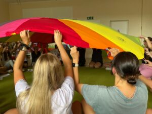 Kadra żłobka bierze udział w szkoleniu muzycznym, bawiąc się kolorowymi