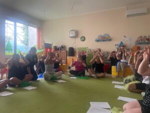 Kadra żłobka bierze udział w szkoleniu muzycznym, bawiąc się kolorowymi