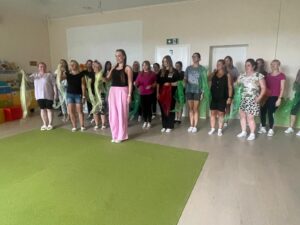 Kadra żłobka bierze udział w szkoleniu muzycznym, bawiąc się kolorowymi