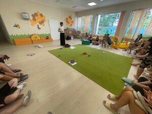 Zespół podczas praktycznych ćwiczeń warsztatowych w sali.