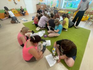 Zespół podczas praktycznych ćwiczeń warsztatowych w sali.
