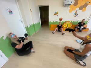Zespół podczas praktycznych ćwiczeń warsztatowych w sali.