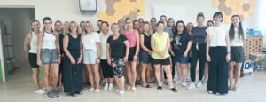 Zespół podczas praktycznych ćwiczeń warsztatowych w sali.