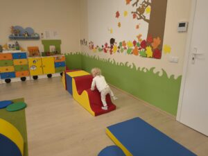 Dziewczynka wspina się na piankowe schodki.