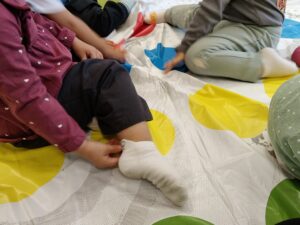 Dzieci poznają kolory, na których później będą segregować klocki w tym samym kolorze.