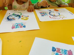 Dzieci tworzą kropeczkowe prace plastyczne.