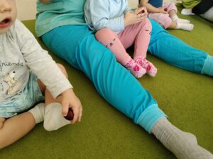 Dzieci śpiewają wraz z ciocią piosenki o kasztankach.