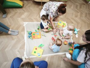 Dzieci malują farbami.
