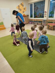 Starszaki uczestniczą we wspólnych ćwiczeniach ruchowych.